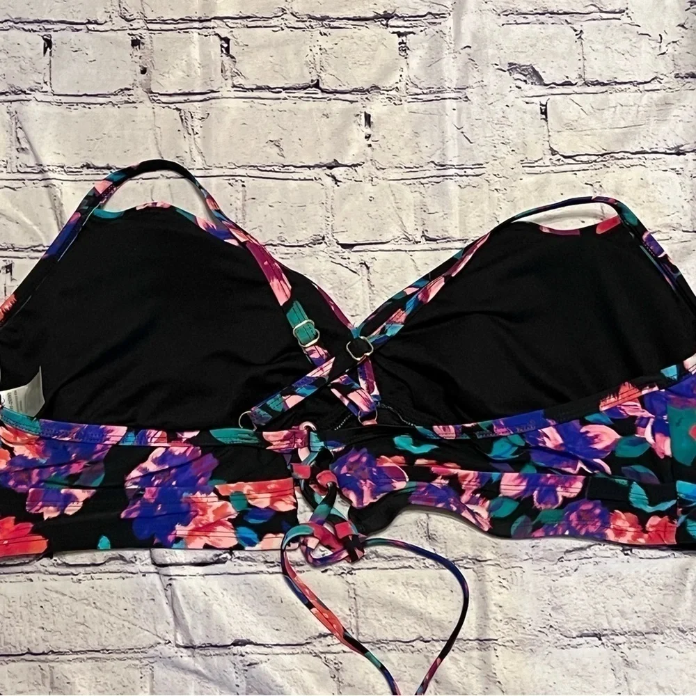 Time and Tru women’s black multicolored floral bikini top size 3x (24w-26w)